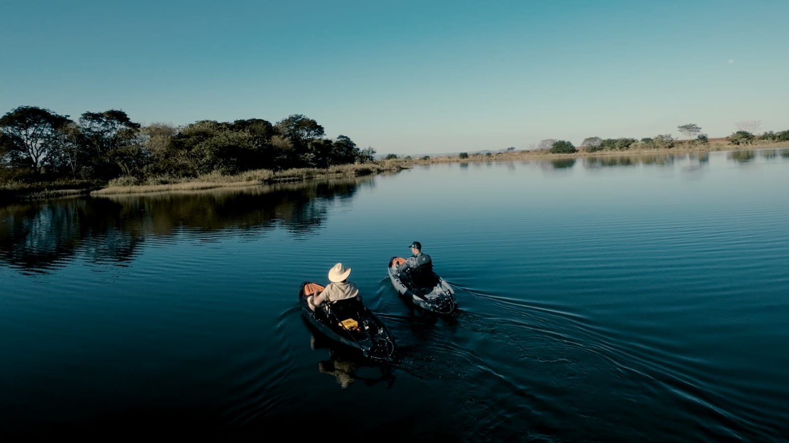 Caiaque motorizado com suporte personalizado